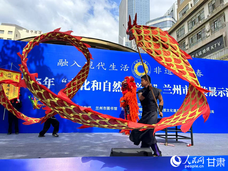 柴宗峰在2025年“文化和自然遺產(chǎn)日”蘭州市非遺宣傳展示活動中表演舞獅。人民網(wǎng)記者 焦隆攝