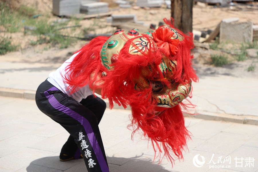 柴宗峰在桃林村展示蘭州北獅風采。人民網(wǎng)記者 焦隆攝