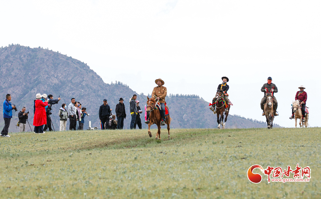 肅南:“村馬”馳騁助燃夏日旅游