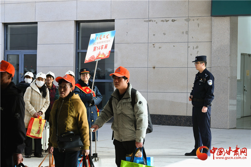 春動(dòng)隴原|甘肅首趟務(wù)工專(zhuān)列開(kāi)行 鐵警傾力守護(hù)返崗平安
