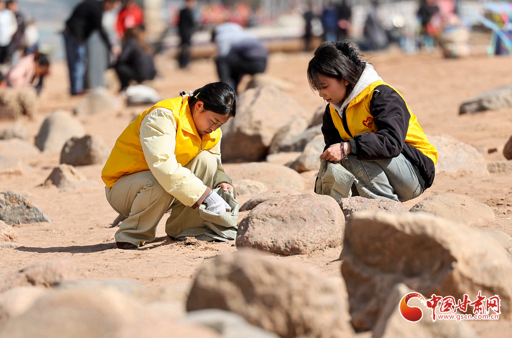 隴拍客丨讓志愿紅點(diǎn)亮黃河岸線！蘭州開(kāi)展保護(hù)母親河主題活動(dòng)
